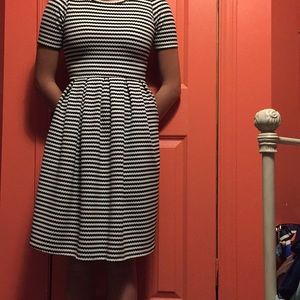 XS Amelia LuLaRoe white and blk stripes